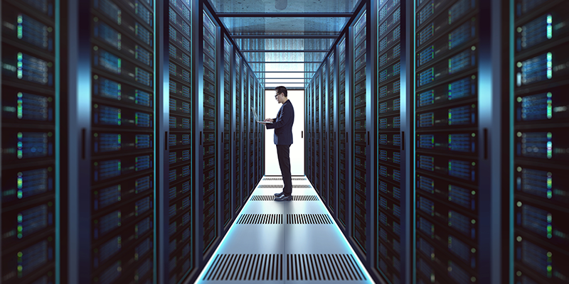 24時間365日の有人監視体制のイメージ。データセンター内で技術スタッフがシステムの監視・運用にあたっている写真。